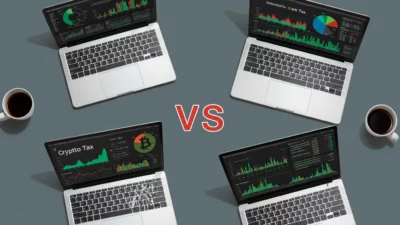 Vue du dessus de quatre laptops en grille affichant différents dashboards fiscaux crypto, concept comparatif minimaliste