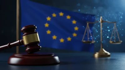 Drapeau européen avec étoiles dorées en arrière-plan flouté, marteau de juge sur bureau bleu foncé, motifs de réseau numérique suggérant la technologie blockchain, atmosphère institutionnelle professionnelle